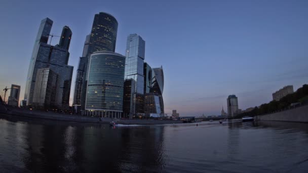 Moskiewski międzynarodowy Business Center (Moscow-City), Bagration Bridge i World Trade Center o zachodzie słońca. Rybie oko. UHD-4K. 01 września 2016. Moskwa. Rosja — Wideo stockowe