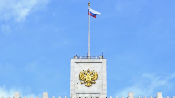 The flag of Russia and The coat of arms of the Russian Federation on the top of The House of the Government of the Russian Federation. Time-lapse. UHD - 4K. September 02, 2016. Moscow. Russia — Stock Video