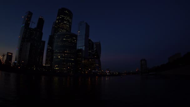 Moskiewski międzynarodowy Business Center (Moscow-City), Bagration Bridge i World Trade Center wieczorem. Rybie oko. UHD-4K. 01 września 2016. Moskwa. Rosja — Wideo stockowe