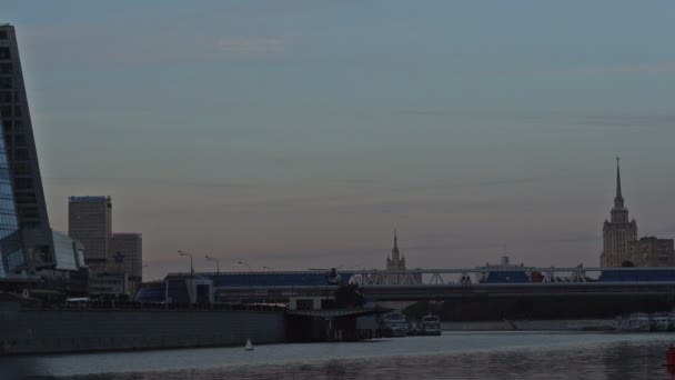 Helikopteret tar av foran skyskraperne ved Moskvas internasjonale handelssenter (Moskva-City), Bagration Bridge og World Trade Center ved solnedgang. UHD - 4K (engelsk). 1. september 2016. Moskva. Russland – stockvideo