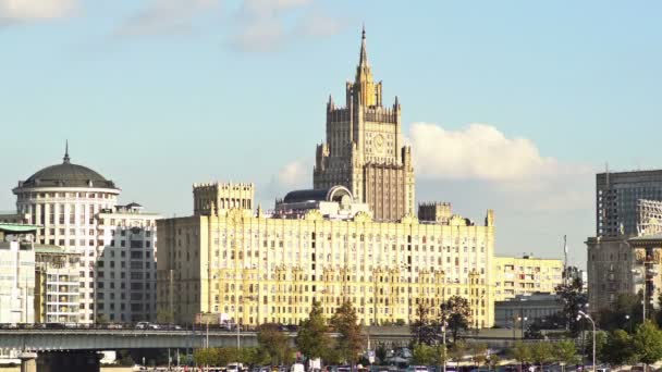 El edificio principal del Ministerio de Asuntos Exteriores de Rusia y el puente Novoarbatsky al atardecer. Un lapso de tiempo. UHD - 4K. 02 de septiembre de 2016. Moscú. Rusia — Vídeos de Stock