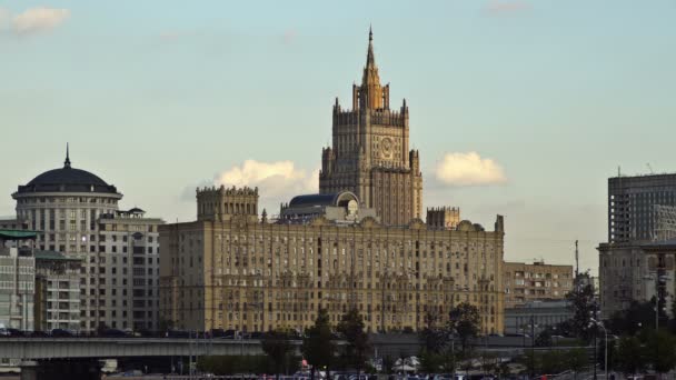 El edificio principal del Ministerio de Asuntos Exteriores de Rusia y el puente Novoarbatsky al atardecer. UHD - 4K. 02 de septiembre de 2016. Moscú. Rusia — Vídeos de Stock