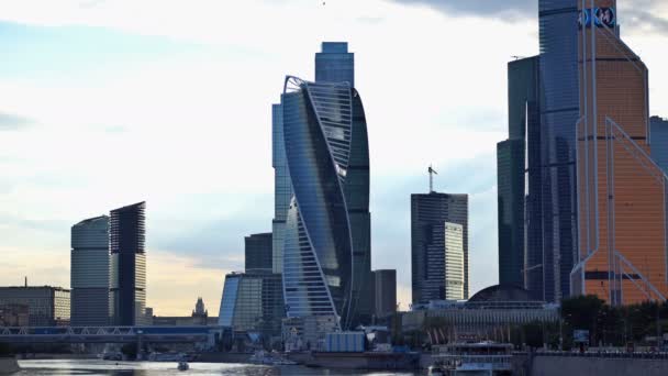 Τα σύννεφα επιπλέουν πάνω από τον ουρανοξύστη του διεθνούς επιχειρηματικού κέντρου της Μόσχας (Μόσχα-Σίτι) και τη γέφυρα Μπαγκμερς. Time-lapse. UHD-4K. 02 Σεπτεμβρίου, 2016. Μόσχα. Ρωσία — Αρχείο Βίντεο