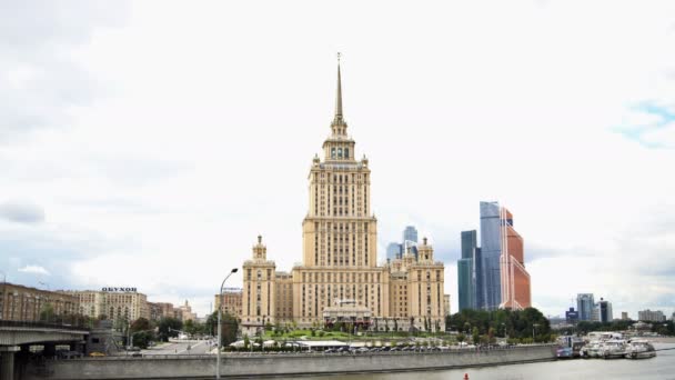 O Hotel Ukraina, os arranha-céus do Centro Internacional de Negócios de Moscou (Cidade de Moscou), o Rio Moskva e a Ponte Novoarbatsky. Desfasamento de tempo. UHD - 4K. 02 de setembro de 2016. Moscovo. Rússia — Vídeo de Stock