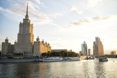 Hotel Ukrayna, Moskova Uluslararası İş Merkezi (Moskova-şehir) ve gün batımında Moskova Nehri'ne gökdelenler. 02 Eylül 2016. Moskova. Rusya