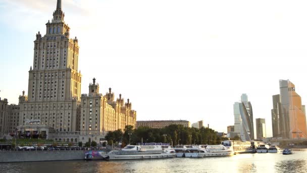 O Hotel Ukraina, os arranha-céus do Centro Internacional de Negócios de Moscou (Cidade de Moscou) e do Rio Moskva ao pôr do sol. UHD - 4K. 02 de setembro de 2016. Moscovo. Rússia — Vídeo de Stock