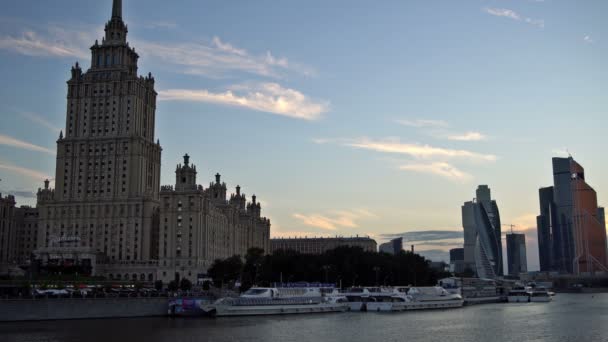 A Hotel Ukraina, a moszkvai nemzetközi üzleti központ (Moszkva-város) felhőkarcolói és a Moszkva-folyó a naplementekor. Uhd-4k. Szeptember 02, 2016. Moszkva. Oroszország — Stock videók