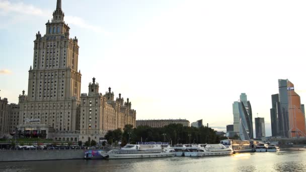 O Hotel Ukraina, os arranha-céus do Centro Internacional de Negócios de Moscou (Cidade de Moscou) e do Rio Moskva ao pôr do sol. Desfasamento de tempo. UHD - 4K. 02 de setembro de 2016. Moscovo. Rússia — Vídeo de Stock