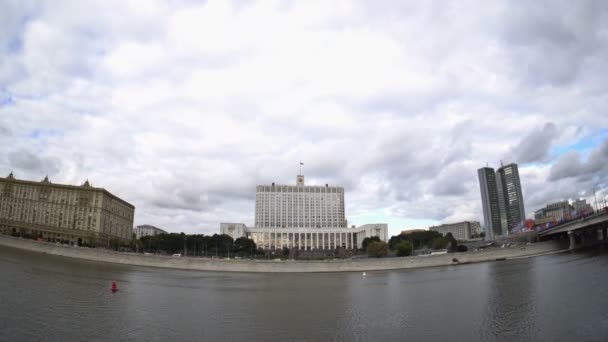 러시아 연방 (화이트 하우스)와 모스크바 강 제방의 정부 집. Fisheye. 시간 경과. Uhd-4 k 2016 년 9 월 9 일입니다. 모스크바입니다. 러시아 — 비디오