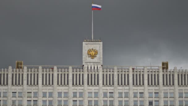 A bandeira da Rússia e O brasão de armas da Federação Russa no topo da Casa do Governo da Federação Russa. Desfasamento de tempo. UHD - 4K. 09 de setembro de 2016. Moscovo. Rússia — Vídeo de Stock