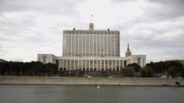 The House of the Government of the Russian Federation (the White House) and the Moskva River terraplén. UHD - 4K. septiembre 09, 2016. Moscú. Rusia — Vídeo de stock