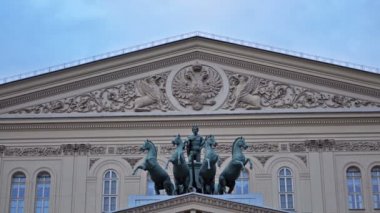 Apollo'nun Quadrigası Moskova'da Bolşoy Tiyatrosu (Grand Theatre)'ın üzerinde. Hızlandırılmış. UHD - 4k. 09 Eylül 2016. Moskova. Rusya