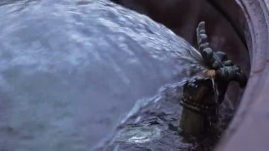 Bir jet su çekim çeşme önünde Bolşoy Tiyatrosu (Grand Theatre). UHD - 4k. 09 Eylül 2016. Moskova. Rusya