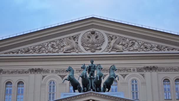Apollos quadriga på fasaden av The Bolsjojteatern (Grand Theatre) i Moskva. Time-lapse. UHD - 4k. 09 september 2016. Moskva. Ryssland — Stockvideo