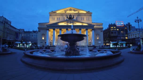 De fontein voor het Bolshoi Theater (het Grand Theatre) in de avond. Fisheye. UHD - 4k. 09 september 2016. Moskou. Rusland — Stockvideo