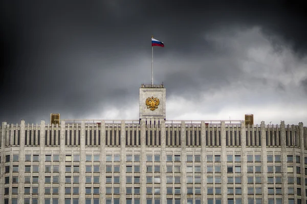 俄罗斯和俄罗斯联邦在 （白宫） 俄罗斯联邦政府的房子徽章的标志。2016 年 9 月 2 日。莫斯科。俄罗斯 — 图库照片