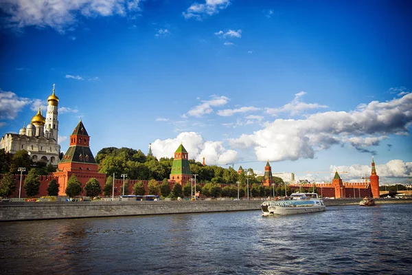 Moskova Kremlin, Moskova Nehri'ne quay, The Cathedral baş melek ve Ivan büyük çan kulesi. 25 Ağustos 2016. Moskova. Rusya