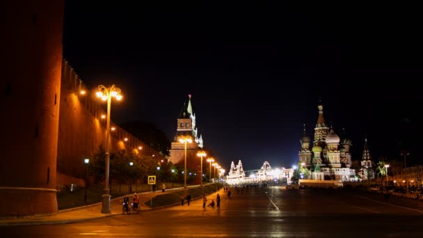 O tráfego em frente às muralhas do Kremlin e a Catedral de São Basílio à noite. UHD - 4K. 12 de setembro de 2016. Moscovo. Rússia — Vídeo de Stock