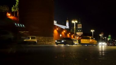 Akşam kremlin duvarlarının önündeki trafik. Uhd - 4k. 12 Eylül 2016. Moskova. Rusya