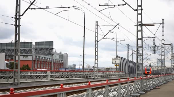 O trem ES2G Lastochka (Engolir) na linha do Círculo Central de Moscou. 2 pontos de vista. UHD - 4K. 14 de setembro de 2016. Moscovo. Rússia — Vídeo de Stock