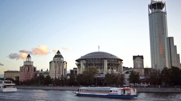 日没時のモスクワインターナショナルハウスとスイスのホテルレッドヒルズ。ウード - 4k。2016年9月13日モスクワ。ロシア — ストック動画