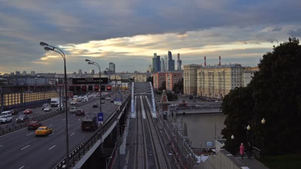 Die Wolkenkratzer, die dritte Ringstraße und die es2g lastochka (Schwalbe) -Züge auf der Moskauer Mittelkreislinie bei Sonnenuntergang. Zeitraffer. uhd - 4k. 14. September 2016. moskau. Russland — Stockvideo