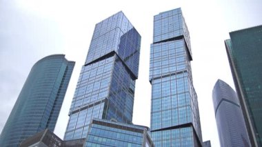 Fırtına bulutları Moskova Uluslararası İş Merkezi (Moskova-Şehir) ve inşaat asansörleri gökdelenler üzerinde yüzen. Lapse. Uhd - 4k. 17 Eylül 2016. Moskova. Rusya