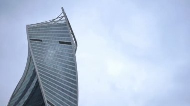 Moskova Uluslararası İş Merkezi (Moskova-Şehir) gökdelen - Evrim Kulesi (Dna) üzerinde yüzen fırtına bulutları. Lapse. Uhd - 4k. 17 Eylül 2016. Moskova. Rusya