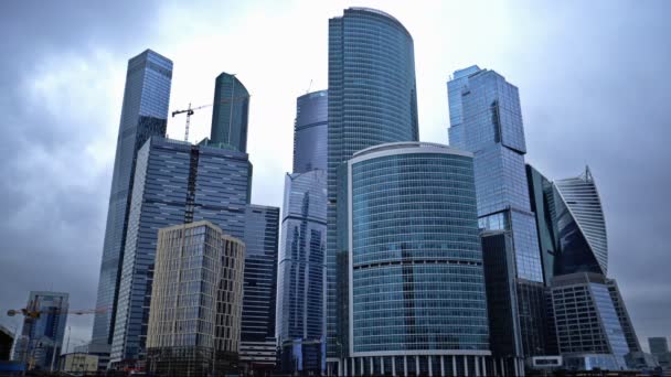 Awan badai mengambang di atas gedung pencakar langit Moscow International Business Center (Moscow-City). Penyimpangan waktu. UHD - 4K. 17 September 2016. Moskow. Rusia — Stok Video