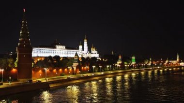 Moskva Nehri rıhtımı ve akşam saatlerinde Kremlin duvarlarının önündeki trafik. Uhd - 4k. 12 Eylül 2016. Moskova. Rusya