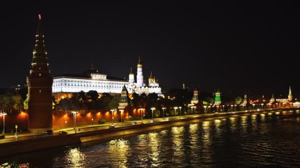 Moskva Nehri rıhtımı ve akşam saatlerinde Kremlin duvarlarının önündeki trafik. Uhd - 4k. 12 Eylül 2016. Moskova. Rusya — Stok video