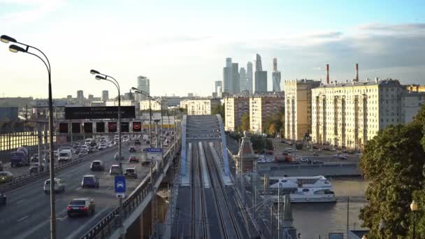 A felhőkarcolók, a Third Ring Road és az Es2g Lastochka (Swallow) vonatok a moszkvai központi kör naplementekor közlekednek. Gyorsított. Uhd-4k. Szeptember 14, 2016. Moszkva. Oroszország — Stock videók