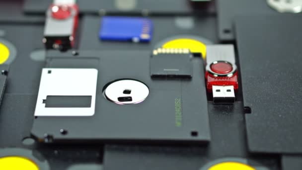 Beweging van een weergave langs de 5,25-inch en 3,5 inch diskettes en de flash drives. UHD - 4k — Stockvideo