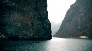 Norveç fiyortları ve dağlarında hareket. Mayıs 2013