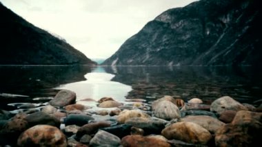 Norveç fiyortları ve dağları. Taş. Mayıs 2013