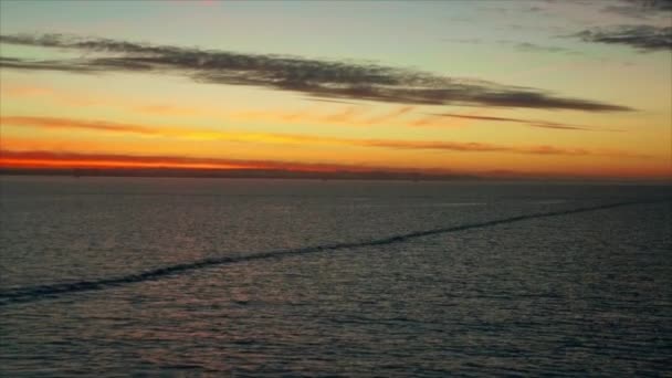 Soluppgång över havet. Förflyttning genom havet i gryningen. Öresund, nära Köpenhamn. Januari 05, 2013 — Stockvideo