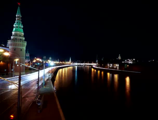 Kremlin van Moskou en schepen op de Moskva-rivier. Time-lapse. Volledige diafragma film 4k — Stockvideo