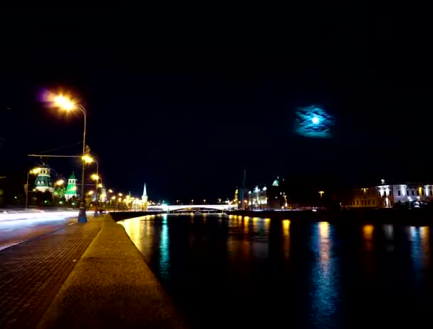 Moscow Kremlin and Moskva River under moving Moon. Time-lapse. Full aperture film 4K — Stock Video