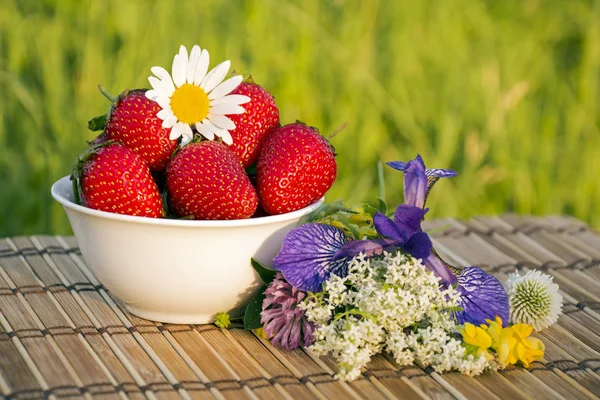 Schale mit Erdbeeren Stockbild