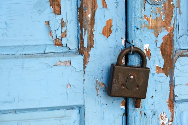 Serrure sur la porte bleue Photo De Stock