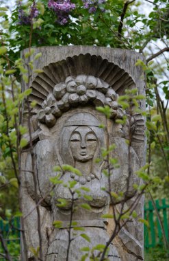 Bir kadının ahşap bir heykel