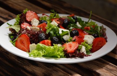 Salata, çilek, peynir, domates, zeytin