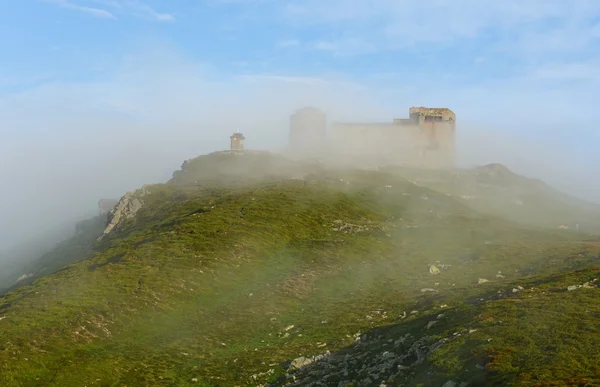 Die Ruinen der Bergspitze in den Wolken — Stockfoto