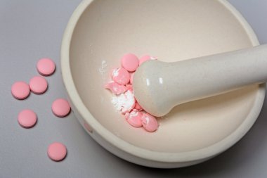 Tıbbi harç ve pembe hap