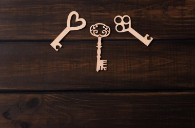 Üç ahşap anahtar