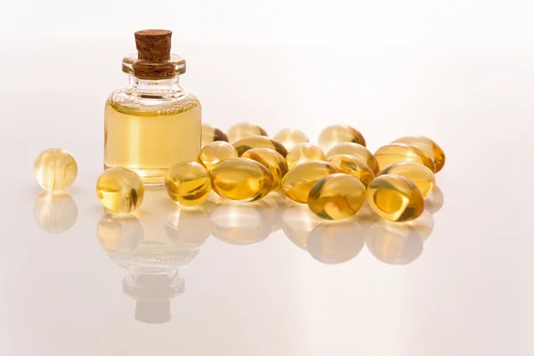 Fish oil δισκία και υγρά — Φωτογραφία Αρχείου