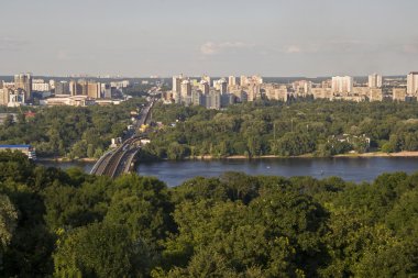 Şehirdeki nehir üzerindeki köprü.