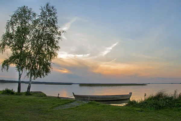 Bateau dans un lac au coucher du soleil — Photo