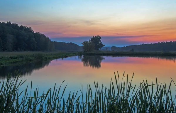 Sonnenuntergang über dem Fluss — Stockfoto