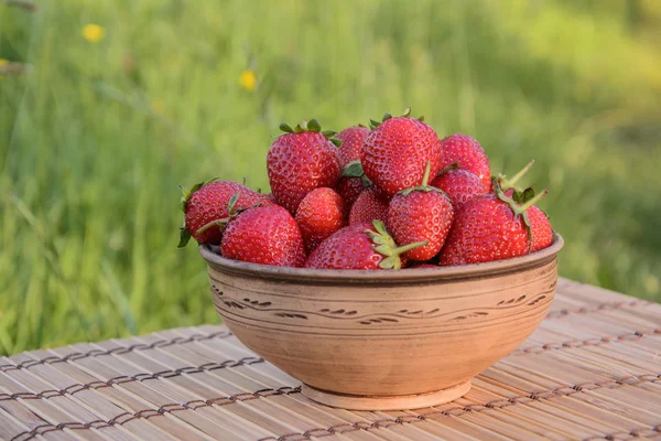 Strawberries in a clay bowl — Stock Photo, Image